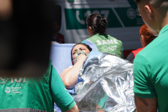 Buenos Aires, Argentina.- En las fotos tomadas el 12 de diciembre del 2023, cuerpos de bomberos combaten las llamas de un incendio que se desató en dos pisos de un edificio lindero a la sede de la Secretaría de Trabajo, Empleo y Seguridad Social, en Buenos Aires. Falleció una mujer y más de ochenta personas tuvieron que ser evacuadas y atendidas por el SAME por el feroz incendio. Los primeros datos de la investigación arrojaron que el edificio no contaba con conexión de gas, por lo que el inicio del incendio pudo ser por un desperfecto eléctrico.