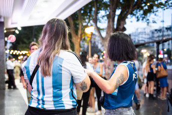 Buenos Aires, Argentina.- En las fotos tomadas el 22 de diciembre del 2023, las personas asisten al cine Gaumont para ver “México 71”, un documental que reconstruye y relata los inicios del fútbol femenino argentino que cuenta con testimonios de gran parte de la primera selección que fue a un mundial femenino de futbol y quienes se interesaron en su historia.