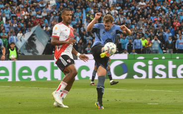 Córdoba, Argentina.- En las fotos tomadas el 3 de diciembre del 2023, durante el partido entre River Plate y Belgrano en el estadio Mario Alberto Kempes en un encuentro por los cuartos de final de la Copa de la Liga Profesional. River Plate venció 2-1 a Belgrano en la última jugada y avanzó a las semifinales de la Copa de la Liga. Facundo Colidio le dio la clasificación al Millonario con un gol a los 94 minutos. El último campeón del fútbol argentino espera por Rosario Central en la siguiente instancia.