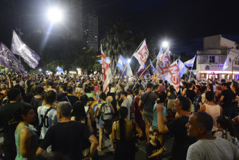 Santa Fe, Argentina.- En las fotos tomadas el 28 de diciembre del 2023, argentinos se toman las calles en contra de las reformas económicas del presidente Javier Milei. Los decretos de necesidad y urgencia (DNU) son mecanismos excepcionales que permiten al Ejecutivo dictar o modificar leyes para hacer frente a algún asunto urgente que no pueda esperar al debate en el Congreso.