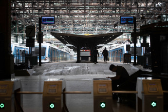 Buenos Aires, Argentina.- En las fotos tomadas el 18 de diciembre del 2023, el fuerte temporal que se abatió sobre la ciudad de Buenos Aires y sus alrededores también provocó consecuencias en los servicios de los trenes urbanos de pasajeros, con interrupciones, cancelaciones y demoras en diferentes ramales, según informó la empresa estatal Trenes Argentinos.