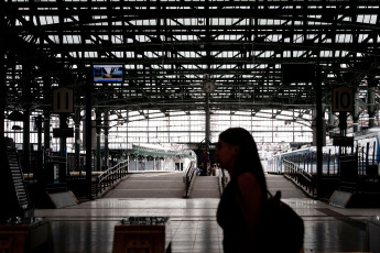 Buenos Aires, Argentina.- En las fotos tomadas el 18 de diciembre del 2023, el fuerte temporal que se abatió sobre la ciudad de Buenos Aires y sus alrededores también provocó consecuencias en los servicios de los trenes urbanos de pasajeros, con interrupciones, cancelaciones y demoras en diferentes ramales, según informó la empresa estatal Trenes Argentinos.