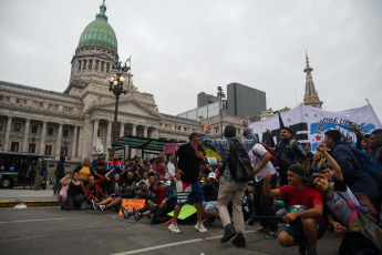 Buenos Aires, Argentina.- En las fotos tomadas el 5 de diciembre del 2023, miles de manifestantes agrupados en distintas organizaciones políticas y sociales participaron de la 7ma "marcha de la gorra" bajo la consigna "Nunca Más violencia ni represión" en la Ciudad de Buenos Aires. El encuentro anual, denuncia el abuso y la represión policial contra jóvenes de sectores populares.