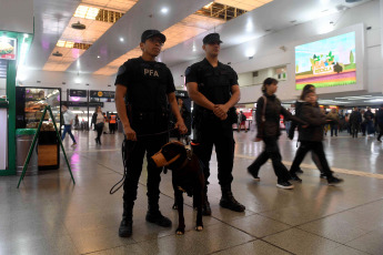 Buenos Aires, Argentina.- En las fotos tomadas el 20 de diciembre del 2023, miembros de las Fuerzas de Seguridad son desplegados en las calles de Buenos Aires en el marco de la jornada en la que está prevista una movilización desde el Congreso hacia la Plaza de Mayo. Unidad Piquetera, Polo Obrero y varios movimientos de izquierda y organizaciones sindicales realizan este miércoles la primera movilización contra el Gobierno del presidente de Argentina, Javier Milei, en rechazo a las medidas económicas anunciadas por el ministro de Economía, Luis Caputo, y al protocolo antipiquetes informado por la ministra de Seguridad, Patricia Bullrich.