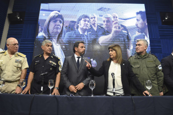 Buenos Aires, Argentina.- En las fotos tomadas el 20 de diciembre del 2023, la ministra de Seguridad, Patricia Bullrich (2do derecha), brinda una conferencia de prensa en el marco de las protestas ocurridas en Buenos Aires. El Gobierno argentino lanzó una campaña que reza que "el que corta no cobra" con el objetivo de desalentar a todas las personas que quieran manifestarse contra la nueva administración del presidente Javier Milei ya que de tener ayudas institucionales si participa en las manifestaciones puede perderlas.