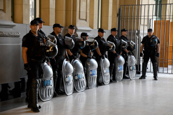 Buenos Aires, Argentina.- En las fotos tomadas el 20 de diciembre del 2023, miembros de las Fuerzas de Seguridad son desplegados en las calles de Buenos Aires en el marco de la jornada en la que está prevista una movilización desde el Congreso hacia la Plaza de Mayo. Unidad Piquetera, Polo Obrero y varios movimientos de izquierda y organizaciones sindicales realizan este miércoles la primera movilización contra el Gobierno del presidente de Argentina, Javier Milei, en rechazo a las medidas económicas anunciadas por el ministro de Economía, Luis Caputo, y al protocolo antipiquetes informado por la ministra de Seguridad, Patricia Bullrich.