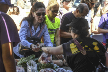 Buenos Aires, Argentina.- En las fotos tomadas el 29 de diciembre del 2023, organizaciones sociales de la economía popular y pequeños productores agropecuarios realizaron una protesta denominada "alimentazo" frente al Congreso, en la que pusieron a la venta 80 mil kilos de alimentos a precios populares en rechazo a la "difícil situación económica" y con el lema "ajusten a la casta, no a la canasta".