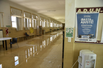 Buenos Aires, Argentina.- En las fotos tomadas el 22 de diciembre del 2023, una escuela dependiente de la Universidad Nacional del Sur (UNS) de Bahía Blanca sufrió la voladura del techo al igual que otras dependencias tras el temporal que se registró el sábado último. La reconstrucción de Bahía Blanca, azotada por el temporal que dejó un saldo de 13 muertos, “demandará al menos 30.000 millones de pesos” -peso argentino-, advirtió el intendente, Federico Susbielles, al realizar un balance sobre la “gravísima” situación de la ciudad.