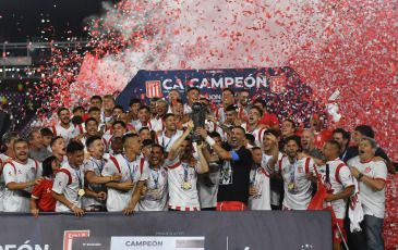 Buenos Aires, Argentina.- En las fotos tomadas el 13 de diciembre del 2023, Estudiantes de La Plata le ganó 1-0 a Defensa y Justicia y se coronó campeón de la Copa Argentina en el estadio Ciudad de Lanús. Es su primer título en la competición y se clasificó para la Copa Libertadores de 2024.