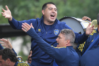 Buenos Aires, Argentina.- En las fotos tomadas el 3 de diciembre del 2023, el actual vicepresidente segundo, candidato a presidente e ídolo "xeneize", Juan Román Riquelme, encabezó una manifestación de hinchas y socios de Boca para protestar por la decisión judicial de suspender las elecciones para elegir la directiva del club xeneize, que todavía no tienen fecha de realización.