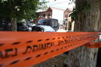 Buenos Aires, Argentina.- In the photos taken on December 25, 2023, they show the place where a robbery and shooting occurred in a house in the Buenos Aires neighborhood of Villa Pueyrredón. A police officer and a criminal were injured this Monday morning, in an attempted robbery of a house that occurred during the Christmas Eve celebrations. All suspects were arrested.