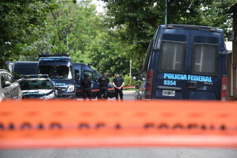 Buenos Aires, Argentina.- En las fotos tomadas el 25 de diciembre del 2023, muestra el lugar donde ocurrió un robo y tiroteo en una casa del barrio porteño de Villa Pueyrredón. Un policía y un delincuente resultaron heridos este lunes por la madrugada, en un intento de robo a una casa ocurrido durante los festejos de Nochebuena. Todos los sospechosos fueron detenidos.