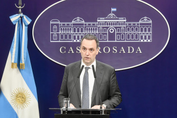 Buenos Aires, Argentina.- En las fotos tomadas el 26 de diciembre del 2023, el vocero presidencial Manuel Adorni brinda una conferencia de prensa en Buenos Aires, Argentina. La jornada de este martes, no solo se enfoca en la reactivación de las actividades gubernamentales, sino que también destaca por la publicación en el Boletín Oficial de un decreto que pone en revisión cerca de 7.000 contratos de empleados públicos firmados durante 2023. La norma, además de no renovar los contratos iniciados en 2023, abre un período de evaluación de 90 días para el resto de los contratados.