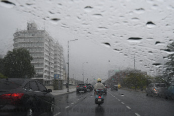 Buenos Aires, Argentina.- En las fotos tomadas el 6 de diciembre del 2023, muestra las calles de Buenos Aires durante un día lluvioso. El año 2023 va camino de ser el más cálido jamás registrado a nivel global. En la Argentina, se espera que para este verano haya más lluvias recurrentes y días nublados por El Niño, que durará hasta abril de 2024.