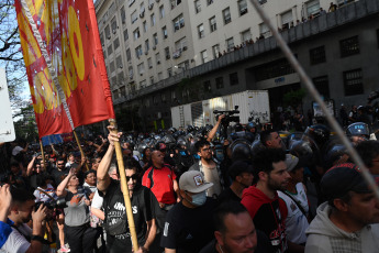 Buenos Aires, Argentina.- En las fotos tomadas el 20 de diciembre del 2023, los movimientos populares y organizaciones sociales de Unidad Piquetera (UP) en la Plaza de Mayo participaron de una jornada "contra el ajuste económico" del gobierno de Javier Milei. La ministra de Seguridad, Patricia Bullrich, informó al finalizar la jornada que tan solo un policía resultó herido en las protestas que congregaron a 3.000 personas. Dos hombres fueron detenidos.