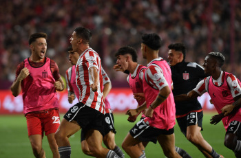 Buenos Aires, Argentina.- En las fotos tomadas el 13 de diciembre del 2023, Estudiantes de La Plata le ganó 1-0 a Defensa y Justicia y se coronó campeón de la Copa Argentina en el estadio Ciudad de Lanús. Es su primer título en la competición y se clasificó para la Copa Libertadores de 2024.