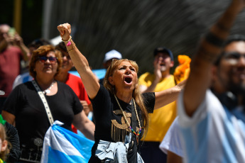 Buenos Aires.- Foto tomada el 10 de diciembre de 2023, simpatizantes de La Libertad Avanza llegan a la avenida de Mayo.