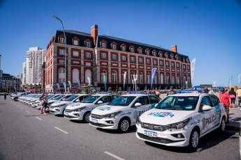 Mar del Plata, Argentina.- En las fotos tomadas el 26 de diciembre del 2023, durante el lanzamiento del operativo 'Sol a Sol' verano 2023/2024, que contará con el despliegue de más de 22.300 efectivos policiales, 185 autos, 76 motocicletas, diez camiones, seis helicópteros, cuatro motos de agua y dos lanchas, además de cuatro drones y 20 torres de vigilancia, entre otras medidas para "sostener la temporada", dijo el gobernador bonaerense, Axel Kicillof.