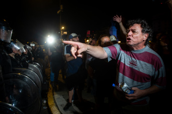 Buenos Aires, Argentina.- En las fotos tomadas el 27 de diciembre del 2023, vecinos autoconvocados se manifestaron frente al Congreso de la Nación y en diversos puntos del país contra las medidas del Gobierno Nacional, específicamente el megaproyecto de ley presentado este miércoles por el presidente Javier Milei, que pide al Congreso declarar la emergencia pública en materia económica, financiera, fiscal, previsional, de seguridad, defensa, tarifaria, energética, sanitaria, administrativa y social hasta el 31 de diciembre de 2025.