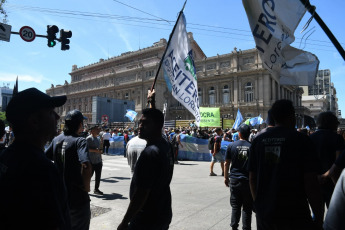 Buenos Aires, Argentina.- En las fotos tomadas el 27 de diciembre del 2023, la CGT, las dos CTA, la Unidad Piquetera, la Unión de Trabajadores y Trabajadoras de la Economía Popular (UTEP), la Corriente Clasista y Combativa, y partidos de izquierda, entre otras organizaciones sociales, políticas y gremiales, se concentraron frente al Palacio de Tribunales, en el centro porteño, para rechazar el decreto de necesidad y urgencia (DNU) 70/2023 que desregula la economía y deroga múltiples leyes, algunas de ellas laborales, y acompañar una presentación judicial que se realizará contra esa medida.