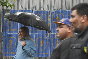 Buenos Aires.- Las elecciones en Boca Juniors comenzaron pasadas las 9.30, con una pequeña demora por los efectos del temporal que azotó a la ciudad de Buenos Aires durante la madrugada, y los más de 94.000 socios habilitados para votar elegirán hasta las 18.00 entre dos opciones: Juan Román Riquelme, uno de los máximos ídolos "xeneizes", y Andrés Ibarra, compañero de fórmula de Mauricio Macri.