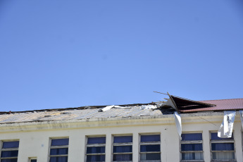 Buenos Aires, Argentina.- En las fotos tomadas el 22 de diciembre del 2023, una escuela dependiente de la Universidad Nacional del Sur (UNS) de Bahía Blanca sufrió la voladura del techo al igual que otras dependencias tras el temporal que se registró el sábado último. La reconstrucción de Bahía Blanca, azotada por el temporal que dejó un saldo de 13 muertos, “demandará al menos 30.000 millones de pesos” -peso argentino-, advirtió el intendente, Federico Susbielles, al realizar un balance sobre la “gravísima” situación de la ciudad.