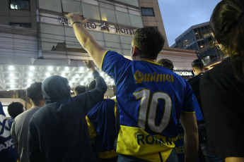 Buenos Aires, Argentina.- En las fotos tomadas el 6 de diciembre del 2023, simpatizantes de Boca que adhieren a la lista Oficial del club que encabeza Juan Roman Riquelme, se manifestaron frente al hotel Abasto donde la fórmula opositora, integrada por Andres Ibarra y Mauricio Macri, ofrecian una conferencia de prensa. La jueza Alejandra Abrevaya, vuelve a tener en sus manos la causa de las elecciones en Boca Juniors. La Cámara rechazó la recusación horas después de que Sebastián Font, a cargo del juzgado 36°, fuera sorteado al frente del proceso que hace una semana suspendió los comicios, que debían haberse realizado el pasado 3 de diciembre, a raíz de la denuncia de la oposición sobre supuestas irregularidades.