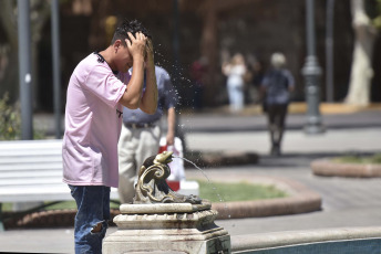 San Juan, Argentina.- En las fotos tomadas el 15 de diciembre del 2023, muestra las calles de San Juan en medio de una ola de calor. Buena parte del país viene atravesando una ola de calor, en San Juan la temperatura alcanzó los 41.4 °C y la provincia lideró el ranking de temperaturas del país que elabora el Servicio Meteorológico Nacional (SMN). Pero esto no es todo, porque se espera que haya una suba aun mayor en la temperatura.