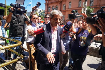 Buenos Aires, Argentina.- En las fotos tomadas el 11 de diciembre del 2023, el ministro de Economía, Luis Caputo se retira de la reunión de gabinete hacia el ministerio de Economia. El presidente Javier Milei encabezó su primera reunión de gabinete en Casa Rosada. Milei, redujo a nueve las carteras con las que gobernará en este período, lo que contrasta con otras cifras que tienen Brasil (37) o Venezuela (33).