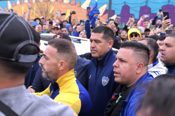 Buenos Aires, Argentina.- En las fotos tomadas el 3 de diciembre del 2023, el actual vicepresidente segundo, candidato a presidente e ídolo "xeneize", Juan Román Riquelme, encabezó una manifestación de hinchas y socios de Boca para protestar por la decisión judicial de suspender las elecciones para elegir la directiva del club xeneize, que todavía no tienen fecha de realización.