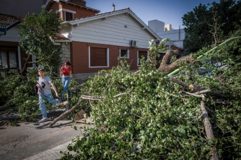 Bahía Blanca: En la foto tomada el 17 de diciembre de 2023, los destrozos que provocó el temporal. La fuerte tormenta, con lluvia y vientos que alcanzaron más de 140km/h, dejó como saldo hasta el momento 13 victimas fatales y al menos 14 personas heridas de gravedad. Varios techos se volaron y hubo caída de árboles.