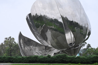 Buenos Aires, Argentina.- En las fotos tomadas el 17 de diciembre del 2023, muestra la "floralis genérica", con uno de sus pétalos quebrado, tras el temporal que golpeó Buenos Aires. Desde su colocación en 2002, en la Plaza de las Naciones Unidas, la flor de Recoleta se volvió rápidamente un ícono de la Ciudad de Buenos Aires y un atractivo turístico más. La escultura ya había sido afectada y restaurada por una tormenta anterior.