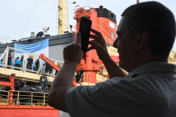 Buenos Aires, Argentina.- En las fotos tomadas el 28 de diciembre del 2023, una dotación de 313 personas, entre personal científico, militar y logístico, partió desde el puerto de Ciudad de Buenos Aires hacia la Antártida Argentina en el Rompehielos ARA Almirante Irizar (RHAI) para comenzar la Campaña Antártica de Verano (CAV) 2023-2024, en la que realizarán actividades científicas y tareas logísticas de recambio de personal y abastecimiento de las bases argentinas hasta abril.