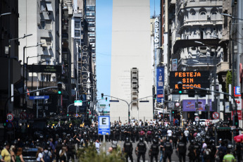 Buenos Aires, Argentina.- En las fotos tomadas el 27 de diciembre del 2023, manifestantes continúan en tensión con la policía, en medio de las protestas contra el DNU de Milei en Buenos Aires. Seis personas -cuatro hombres y dos mujeres- fueron detenidas por la Policía de la Ciudad en el Centro porteño por atentado y resistencia a la autoridad durante la desconcentración de la marcha realizada por la CGT y Organizaciones Sociales frente al Palacio de Tribunales, señalaron fuentes policiales.