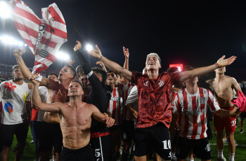 Buenos Aires, Argentina.- En las fotos tomadas el 13 de diciembre del 2023, Estudiantes de La Plata le ganó 1-0 a Defensa y Justicia y se coronó campeón de la Copa Argentina en el estadio Ciudad de Lanús. Es su primer título en la competición y se clasificó para la Copa Libertadores de 2024.