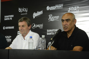 Santa Fe, Argentina.- En las fotos tomadas el 28 de diciembre del 2023, Víctor Francisco Godano (izquierda) brindó su primera conferencia de Prensa como sucesor de José Néstor Vignatti en la Presidencia del Club Atlético Colón, de cara a la temporada 2024. Godano, también presentó al recientemente incorpordado DT Ivan Delfino (derecha), quien afirmó, "estamos en el lugar en que queremos estar, eso te da un envión para hacer las cosas bien, estoy muy contento de estar en Colón".