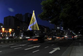 Buenos Aires, Argentina.- En las fotos tomadas el 11 de diciembre del 2024, la Ciudad de Buenos Aires encendió con luces LED y árboles navideños por las fiestas. Las luces de 16 árboles de Navidad y de las guirnaldas con focos sustentables que fueron colocadas para adornar la Ciudad de Buenos Aires en distintos barios fueron encendidas para iniciar los festejos navideños y del Fin de Año que se avecina.