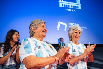 Buenos Aires, Argentina.- En las fotos tomadas el 22 de diciembre del 2023, las personas asisten al cine Gaumont para ver “México 71”, un documental que reconstruye y relata los inicios del fútbol femenino argentino que cuenta con testimonios de gran parte de la primera selección que fue a un mundial femenino de futbol y quienes se interesaron en su historia.