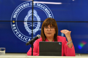 Buenos Aires, Argentina.- En las fotos tomadas el 14 de diciembre del 2023, la Ministra de seguridad, Patricia Bullrich, presentó un protocolo para asegurar la libre circulación frente a piquetes o bloqueos. Manifestaciones que corten la circulación tendrán "consecuencias", "quienes realicen destrozos o vandalismos en las protestas deberán pagar por ellos. Se les enviará la factura a las organizaciones o individuos responsables", afirmó la ministra. El anuncio llega en el cuarto día del gobierno de Javier Milei.