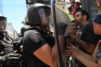 Buenos Aires, Argentina.- En las fotos tomadas el 27 de diciembre del 2023, la CGT, las dos CTA, la Unidad Piquetera, la Unión de Trabajadores y Trabajadoras de la Economía Popular (UTEP), la Corriente Clasista y Combativa, y partidos de izquierda, entre otras organizaciones sociales, políticas y gremiales, se concentraron frente al Palacio de Tribunales, en el centro porteño, para rechazar el decreto de necesidad y urgencia (DNU) 70/2023 que desregula la economía y deroga múltiples leyes, algunas de ellas laborales, y acompañar una presentación judicial que se realizará contra esa medida.