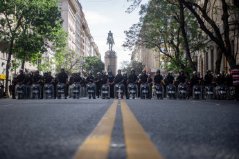 Buenos Aires, Argentina.- En las fotos tomadas el 20 de diciembre del 2023, los movimientos populares y organizaciones sociales de Unidad Piquetera (UP) en la Plaza de Mayo participaron de una jornada "contra el ajuste económico" del gobierno de Javier Milei. La ministra de Seguridad, Patricia Bullrich, informó al finalizar la jornada que tan solo un policía resultó herido en las protestas que congregaron a 3.000 personas. Dos hombres fueron detenidos.