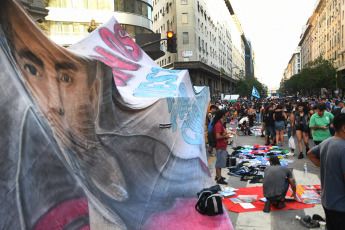 Buenos Aires.- En la foto tomada el 30 de diciembre de 2023, la organización No Nos Cuenten Cromañón llevo adelante un evento en homenaje a víctimas y sobrevivientes de la tragedia de Cromañon en el Obelisco de Buenos Aires. La tragedia de Cromañon fue un incendio producido la noche del 30 de diciembre de 2004 en ‘República Cromañón’, establecimiento ubicado en el barrio de Once de la ciudad de Buenos Aires en Argentina, en el marco de un recital de la banda de rock Callejeros. Este incendio provocó la peor tragedia mundial en la historia de la música de rock y una de las mayores tragedias no naturales en Argentina dejando un saldo de 194 muertos y al menos 1432 heridos.