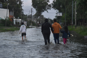 Buenos Aires, Argentina.- En las fotos tomadas el 19 de diciembre del 2023, muestra las calles inundadas por la histórica crecida del Río de la Plata en varias localidades de Buenos Aires. La fuerte crecida de las aguas del Río de la Plata, agravó la situación material de cientos de personas, que sumado al intenso temporal del pasado fin de semana, debieron buscar refugio o recibir asistencia, mientras se realizan operativos de emergencia en los municipios más afectados del conurbano, como Quilmes y Ensenada.