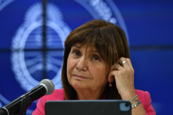 Buenos Aires, Argentina.- En las fotos tomadas el 14 de diciembre del 2023, la Ministra de seguridad, Patricia Bullrich, presentó un protocolo para asegurar la libre circulación frente a piquetes o bloqueos. Manifestaciones que corten la circulación tendrán "consecuencias", "quienes realicen destrozos o vandalismos en las protestas deberán pagar por ellos. Se les enviará la factura a las organizaciones o individuos responsables", afirmó la ministra. El anuncio llega en el cuarto día del gobierno de Javier Milei.