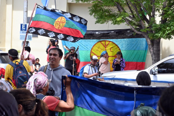 Viedma, Argentina.- En las fotos tomadas el 6 de diciembre del 2023, Mapuches se movilizaron a Viedma en protesta por una modificación a la ley de tierras en Río Negro que propuso el bloque de legisladores del partido oficial Juntos Somos Río Negro (JSRN), para que sea aprobada en la octava sesión anual por la Legislatura de esa provincia. Las 180 comunidades que habitan el territorio se oponen.