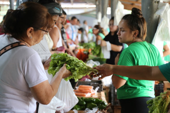 Misiones, Argentina.- En las fotos tomadas el 25 de diciembre del 2023, las personas realizan sus compras en la feria franca de Posadas en medio de las festividades por Navidad. En medio del recambio de gobierno, la devaluación del tipo de cambio oficial y fuertes aumentos de precios, las ventas navideñas en los comercios minoristas pymes cayeron 2,8% frente al año pasado, y el 44% vendió menos de lo esperado, de acuerdo a un relevamiento de la Confederación Argentina de la Mediana Empresa (CAME).