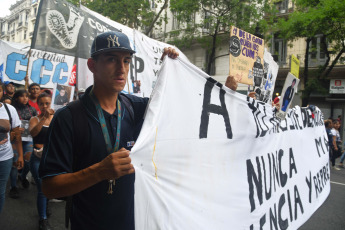 Buenos Aires, Argentina.- En las fotos tomadas el 5 de diciembre del 2023, miles de manifestantes agrupados en distintas organizaciones políticas y sociales participaron de la 7ma "marcha de la gorra" bajo la consigna "Nunca Más violencia ni represión" en la Ciudad de Buenos Aires. El encuentro anual, denuncia el abuso y la represión policial contra jóvenes de sectores populares.