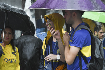 Buenos Aires.- Las elecciones en Boca Juniors comenzaron pasadas las 9.30, con una pequeña demora por los efectos del temporal que azotó a la ciudad de Buenos Aires durante la madrugada, y los más de 94.000 socios habilitados para votar elegirán hasta las 18.00 entre dos opciones: Juan Román Riquelme, uno de los máximos ídolos "xeneizes", y Andrés Ibarra, compañero de fórmula de Mauricio Macri.