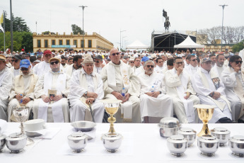 Buenos Aires, Argentina.- En las fotos tomadas el 16 de diciembre del 2023, durante la ceremonia de beatificación del cardenal Eduardo Pironio, que es encabezada por un enviado del Papa Francisco, el cardenal Francisco Vérgez Alzaga, frente la basílica de Luján. Al religioso nacido en 9 de Julio se le atribuye la cura milagrosa de un bebé, de un año y medio, Juan Manuel que, según sus padres, se curó luego de los rezos que le ofreció.