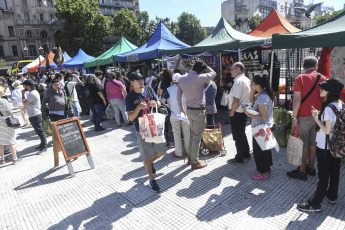 Buenos Aires, Argentina.- En las fotos tomadas el 29 de diciembre del 2023, organizaciones sociales de la economía popular y pequeños productores agropecuarios realizaron una protesta denominada "alimentazo" frente al Congreso, en la que pusieron a la venta 80 mil kilos de alimentos a precios populares en rechazo a la "difícil situación económica" y con el lema "ajusten a la casta, no a la canasta".